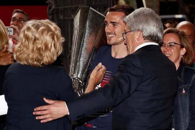 Madrid s Mayoress, Manuela Carmena (L), Atletico Madrid s President, Enrique Cerezo (R), and French striker Antoine Griezmann (C) with the UEFA Europa League trophy during a ceremony to celebrate the titles of both the masculine and feminine Atletico Madrid soccer teams at the Cibeles Palace in Madrid, Spain, 18 May 2018. Madrid s city hall celebrates Atletico Madrid s victories !ACHTUNG: NUR REDAKTIONELLE NUTZUNG!  Copyright: xMariscalx MDR01 20180518-636622681588683091