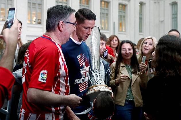 Atletico Madrid s Fernando Torres (C) holds the trophy during a ceremony to celebrate the titles of both the masculine and feminine Atletico Madrid soccer teams at the Cibeles Palace in Madrid, Spain, 18 May 2018. Madrid s city hall celebrates Atletico Madrid s victories !ACHTUNG: NUR REDAKTIONELLE NUTZUNG!  Copyright: xMariscalx MDR05 20180518-636622684131680732