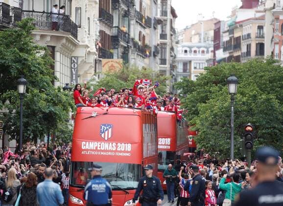 Themen der Woche - SPORT KW20 Bilder des Tages - SPORT Atletico Madrid s players during a bus tour at the city center to celebrate the titles of both the masculine and feminine Atletico Madrid soccer teams in Madrid, Spain, 18 May 2018. Madrid s city hall celebrates Atletico Madrid s victories !ACHTUNG: NUR REDAKTIONELLE NUTZUNG!  Copyright: xJavierxLopezx MDR10 20180518-636622702576125789