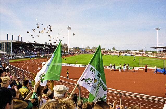 Aus 2. BL Saison 1996 97 VfL Wolfsburg - Eintracht Frankfurt 4:1 am 03.05.1997. Im Foto: das alte VfL WOB Stadion am Elsterweg