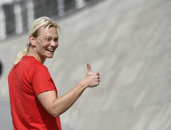 Themen der Woche - SPORT KW20 Bilder des Tages - SPORT Vierter 4. Offizieller Schiedsrichter Referee Schiedsrichter Schiedsrichterin Referee Bibiana Steinhaus beim morgendlichen Fitnessprogramm am Spreebogen Training Vorbereitung Gestik, Geste Daumen hoch 75. DFB-Pokalfinale FC Bayern FCB gegen Eintracht Frankfurt SGE 19.05.2018 DFB-Pokalfinale FC Bayern FCB gegen Eintracht Frankfurt SGE *** Fourth Four Official Referee Referee Referee Referee Referee Bibiana Steinhaus during morning fitness program at Spreebogen Training Preparation Gesture Gesture Thumbs up 75 DFB Cup Final FC Bayern vs. Eintracht Frankfurt SBU 19 05 2018 DFB Cup Final FC Bayern vs. Eintracht Frankfurt SGE