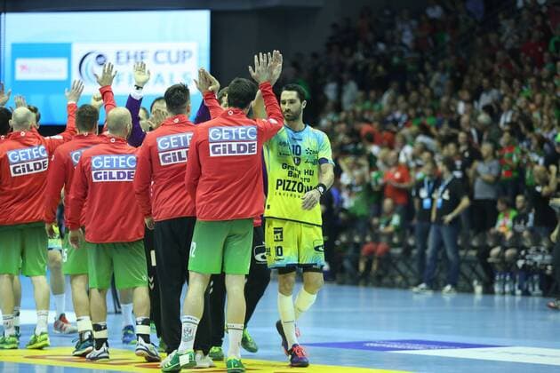 19.05.2018, xcsx, Handball EHF Cup Final 4, SC Magdeburg - Saint Raphael Var, emspor, v.l. die Mannschaften von Magdeburg und Saint Raphael begrüßen sich Magdeburg