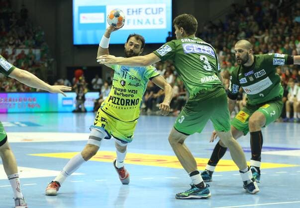 19.05.2018, xcsx, Handball EHF Cup Final 4, SC Magdeburg - Saint Raphael Var, emspor, v.l. Daniel Sarmiento Melian (Saint Raphael), Piotr Chrapkowski (SC Magdeburg), Zweikampf, battle for the ball Magdeburg