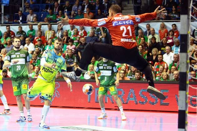 Saint Raphaël Var vs SC Magdeburg. Alexander Lynggaard (Saint Raphael, 14) wirft Tor, Torschütze, erzielt Tor, Treffer, scores the goal gegen Dario Quenstedt (Magdeburg, 21) Saint Raphaël Var vs SC Magdeburg, Handball, Ottostadt Magdeburg EHF Cup Finals 2018, Saison 2017 2018, 19.05.2018 Magdeburg Copyright: xTaeger xEibner-Pressefotox EP_tae