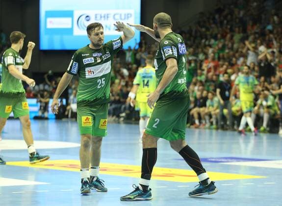 19.05.2018, xcsx, Handball EHF Cup Final 4, SC Magdeburg - Saint Raphael Var, emspor, v.l. Marko Bezjak (SC Magdeburg) und Zeljko Musa (SC Magdeburg) jubeln nach Tor Magdeburg