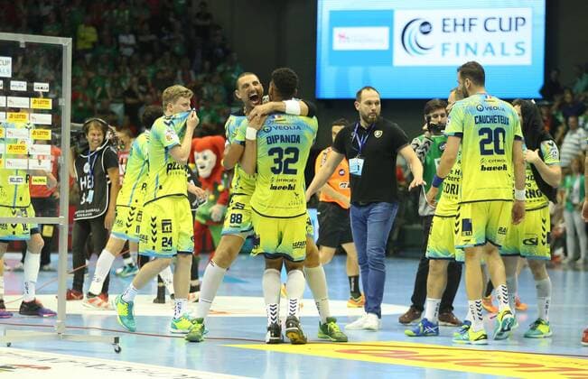 19.05.2018, xcsx, Handball EHF Cup Final 4, SC Magdeburg - Saint Raphael Var, emspor, v.l. Wissem Hmam (Saint Raphael) und Adiren Dipanda (Saint Raphael) jubeln mit den Fans Magdeburg