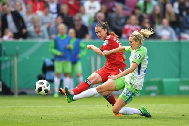 Bilder des Tages - SPORT Sara Ilonka Däbritz (Sara Daebritz, FCB, 33) beim Torschuss - Lena Goeßling (Lena Goessling, Wolfsburg, 28) kommt zu spät, Fussball, DFB-Pokal der Frauen, Finale, VfL Wolfsburg - FC Bayern München,