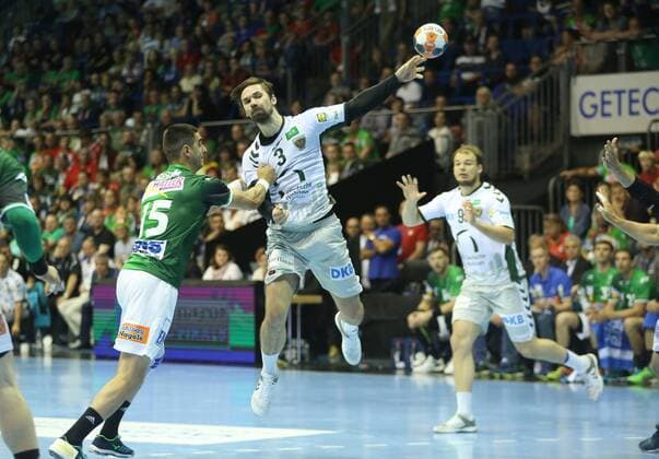 Handball, EHF Pokal, Frisch Auf Göppingen - Füchse Berlin 19.05.2018, xcsx, Handball EHF Cup Final 4, SC Magdeburg - Saint Raphael Var, emspor, v.l. Fabian Wiede (Füchse Berlin) beim Wurf Magdeburg
