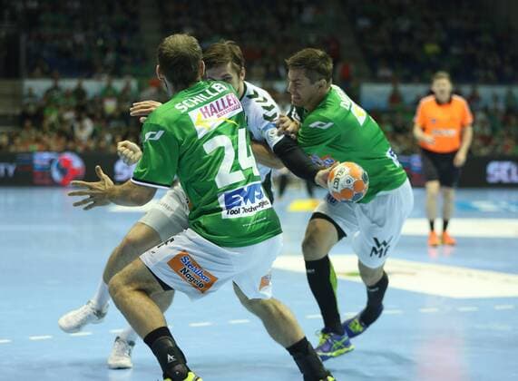 Handball, EHF Pokal, Frisch Auf Göppingen - Füchse Berlin 19.05.2018, xcsx, Handball EHF Cup Final 4, SC Magdeburg - Saint Raphael Var, emspor, v.l. Marcel Schiller (Frisch Auf! Göppingen) und Allan Damgaard Espensen (Frisch Auf! Göppingen) gegen Fabian Wiede (Füchse Berlin) Magdeburg
