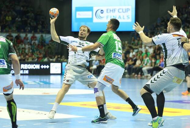 19.05.2018, xcsx, Handball EHF Cup Final 4, Frisch auf Goeppingen - Fuechse Berlin, emspor, v.l. Paul Drux (Füchse Berlin), Zarko Sesum (Frisch Auf! Göppingen) Zweikampf, battle for the ball Magdeburg