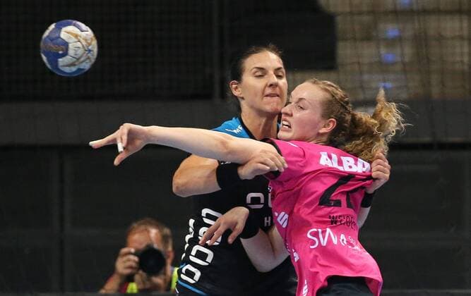19.05.2018, Deutschland, Stuttgart, Handball OLYMP Final4 Saison 2017 2018 Halbfinale, SG BBM Bietigheim vs. TuS Metzingen: v.l. Carolina Kudlacz-Gloc (BBM), Maren Weigel (TuS)