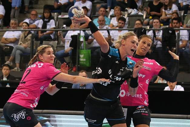 19.05.2018, Deutschland, Stuttgart, Handball OLYMP Final4 Saison 2017 2018 Halbfinale, SG BBM Bietigheim vs. TuS Metzingen: v.l. Maren Weigel (TuS), Luisa Schulze (BBM), Julia Behnke (TuS)
