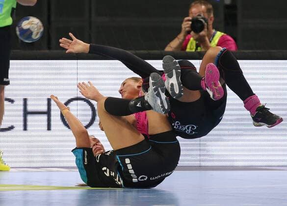 19.05.2018, Deutschland, Stuttgart, Handball OLYMP Final4 Saison 2017 2018 Halbfinale, SG BBM Bietigheim vs. TuS Metzingen: v.l. Luisa Schulze (BBM), Julia Behnke (TuS)