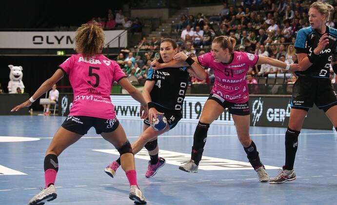 19.05.2018, Deutschland, Stuttgart, Handball OLYMP Final4 Saison 2017 2018 Halbfinale, SG BBM Bietigheim vs. TuS Metzingen: v.l. Delaila Amega (TuS), Carolina Kudlacz-Gloc (BBM), Marija Obradovic (TuS), Luisa Schulze (BBM)
