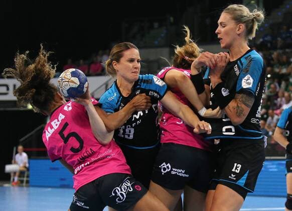19.05.2018, Deutschland, Stuttgart, Handball OLYMP Final4 Saison 2017 2018 Halbfinale, SG BBM Bietigheim vs. TuS Metzingen: v.l. Delaila Amega (TuS), Anna Loerper (BBM), Marija Obradovic (TuS), Luisa Schulze (BBM)