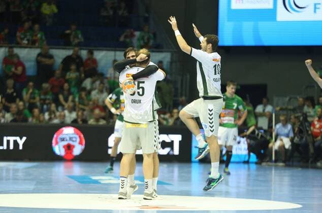 19.05.2018, xcsx, Handball EHF Cup Final 4, Frisch auf Goeppingen - Fuechse Berlin, emspor, v.l. Paul Drux (Füchse Berlin), Fabian Wiede (Füchse Berlin) und Jakob Gojun (Füchse Berlin) jubeln nach Finaleinzug Magdeburg
