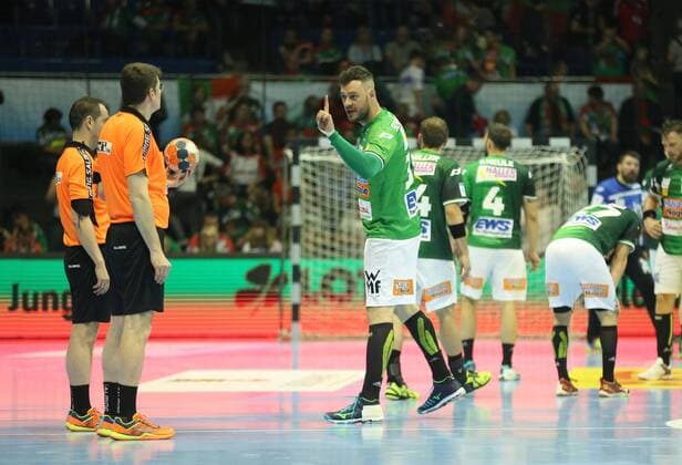 19.05.2018, xcsx, Handball EHF Cup Final 4, Frisch auf Goeppingen - Fuechse Berlin, emspor, v.l. Jens Schöngarth (Frisch Auf! Göppingen) diskutiert mit den Schiedsrichtern Magdeburg