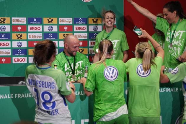 Bilder des Tages - SPORT GER, DFB Pokal Finale Frauen VfL Wolfsburg vs. FC Bayern München 19. 05.2018, RheinEnergieStadion, Koeln, GER, DFB Pokal Finale Frauen VfL Wolfsburg vs. FC Bayern München , im Bild picture shows: sie Wolfsburgerinnen stürmen die PK und überschütten Stephan Lerch Trainer Headcoach (VFL Wolfsburg) mit Sekt und haben Spaß