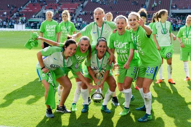 Jubel, Freuen, celebrate, happy, cheer VFL Wolfsburg Frauen - mit Pokal bei den Fans, Fussball, DFB-Pokal der Frauen, Finale, VfL Wolfsburg - FC Bayern München,