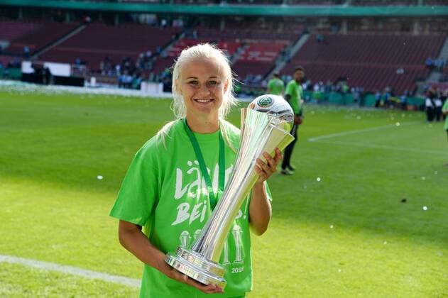 Pernille Harder (Wolfsburg, 22) mit DFB-Pokal, Fussball, DFB-Pokal der Frauen, Finale, VfL Wolfsburg - FC Bayern München,
