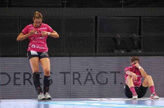 19.05.2018, Deutschland, Stuttgart, Handball OLYMP Final4 Saison 2017 2018 Halbfinale, SG BBM Bietigheim vs. TuS Metzingen: v.l. Marija Obradovic, Ina Grßmann (TuS) enttäuscht