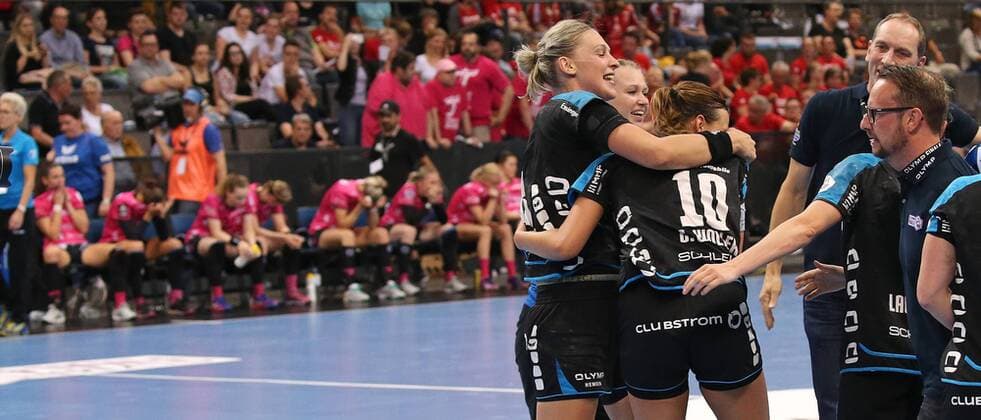 Bilder des Tages - SPORT 19.05.2018, Deutschland, Stuttgart, Handball OLYMP Final4 Saison 2017 2018 Halbfinale, SG BBM Bietigheim vs. TuS Metzingen: links Metzingen enttäuscht, rechts Bietigheimer Jubel