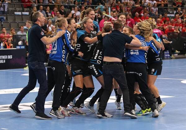 19.05.2018, Deutschland, Stuttgart, Handball OLYMP Final4 Saison 2017 2018 Halbfinale, SG BBM Bietigheim vs. TuS Metzingen: Bietigheimer Jubel, mitte Luisa Schulze