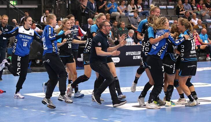 OLYMP Final4 Saison 2017 2018 Halbfinale, SG BBM Bietigheim vs. TuS Metzingen: Bietigheimer Jubel, mitte BBM Trainer Martin Albertsen