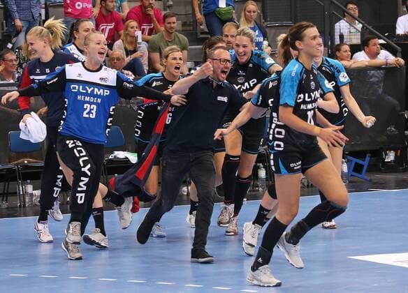 OLYMP Final4 Saison 2017 2018 Halbfinale, SG BBM Bietigheim vs. TuS Metzingen: Bietigheimer Jubel, mitte BBM Trainer Martin Albertsen