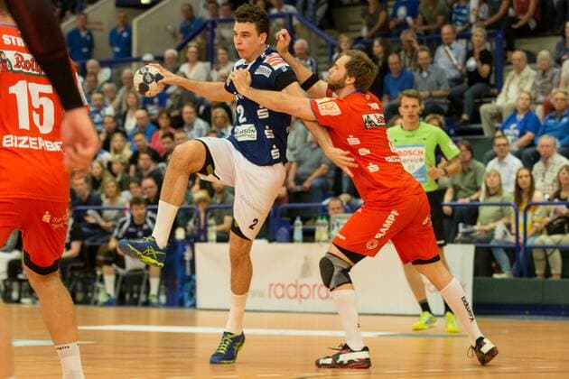 Maximilian Leon Bettin ( 2, Bergischer HC) im Zweikampf mit Gregor Thomann ( 8, HBW Balingen-Weilstetten) Bergischer HC vs. HBW Balingen-Weilstetten, Handball, 2. Bundesliga, 19.05.18 Solingen NRW Deutschland Klingenhalle