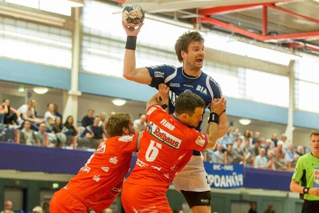 Christoph Foth ( 4, HBW Balingen-Weilstetten) und Matthias Flohr ( 6, HBW Balingen-Weilstetten) versuchen Csaba Szücs ( 20, Bergischer HC) zu halten Bergischer HC vs. HBW Balingen-Weilstetten, Handball, 2. Bundesliga, 19.05.18 Solingen NRW Deutschland Klingenhalle