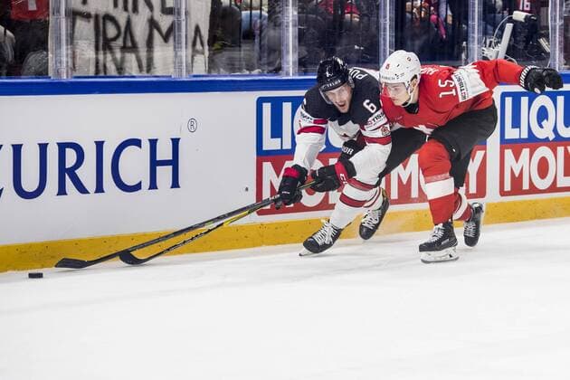 180519 Kanadas Ryan Pulock och Schweiz Gregory Hofman under semifinalen i ishockey-VM mellan Kanada och Schweiz den 19 maj 2018 i Köpenhamn. Copyright: PETTERxARVIDSON BB180519PA123