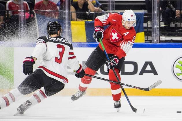 180519 Kanadas Joel Edmundson och Schweiz Nino Niederreiter under semifinalen i ishockey-VM mellan Kanada och Schweiz den 19 maj 2018 i Köpenhamn. Copyright: PETTERxARVIDSON BB180519PA124