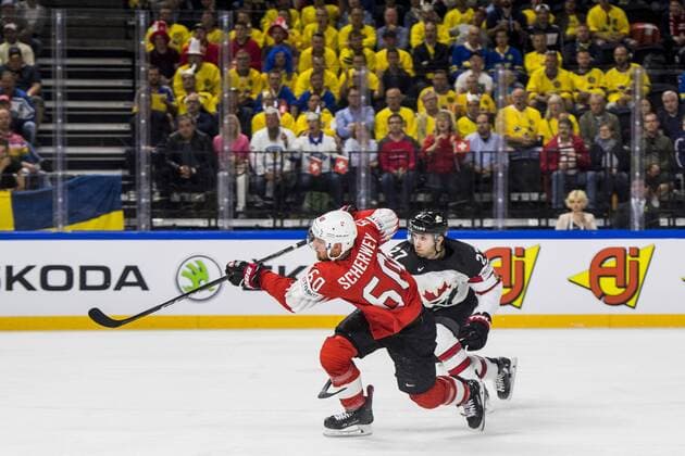 180519 Schweiz Tristan Scherwey och Kanadas Jordan Eberle under semifinalen i ishockey-VM mellan Kanada och Schweiz den 19 maj 2018 i Köpenhamn. Copyright: PETTERxARVIDSON BB180519PA126