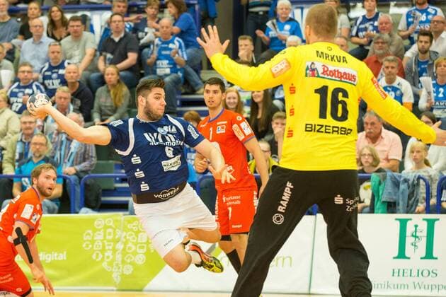 Leos Petrovsky ( 6, Bergischer HC) beim Wurf gegen Tomas Mrkva ( 16, HBW Balingen-Weilstetten) Bergischer HC vs. HBW Balingen-Weilstetten, Handball, 2. Bundesliga, 19.05.18 Solingen NRW Deutschland Klingenhalle