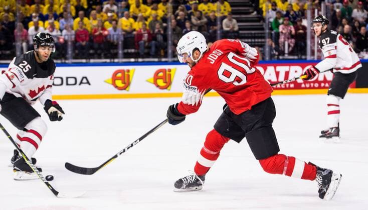180519 Schweiz Joel Roman skjuter bredvid Kanadas Darnell Nurse under semifinalen i ishockey-VM mellan Kanada och Schweiz den 19 maj 2018 i Köpenhamn. Copyright: PETTERxARVIDSON BB180519PA131