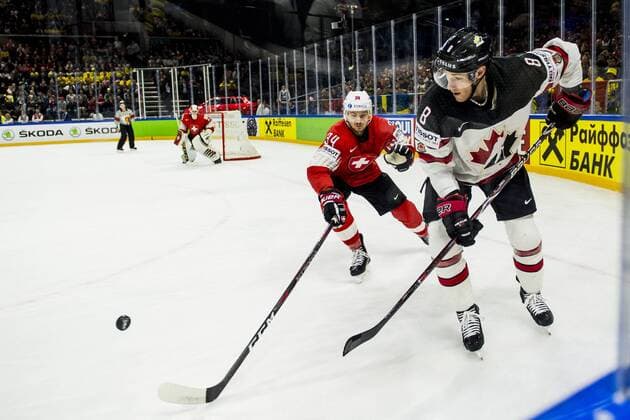 180519 Schweiz Dean Kukan och Kanadas Kyle Turris under semifinalen i ishockey-VM mellan Kanada och Schweiz den 19 maj 2018 i Köpenhamn. Copyright: LUDVIGxTHUNMAN BB180519LT112