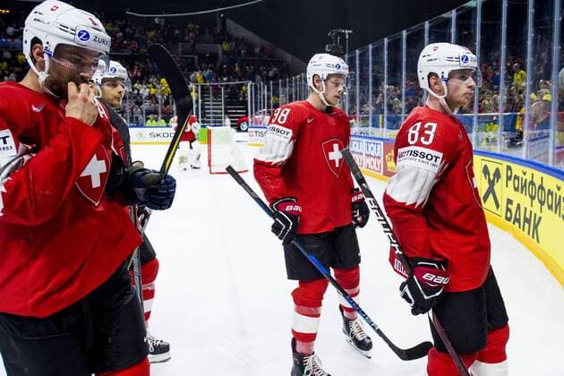 180519 Schweiz Gaetan Haas, Lukas Frick och Joel Vermin lämnar isen i pausen under semifinalen i ishockey-VM mellan Kanada och Schweiz den 19 maj 2018 i Köpenhamn. Copyright: LUDVIGxTHUNMAN BB180519LT114
