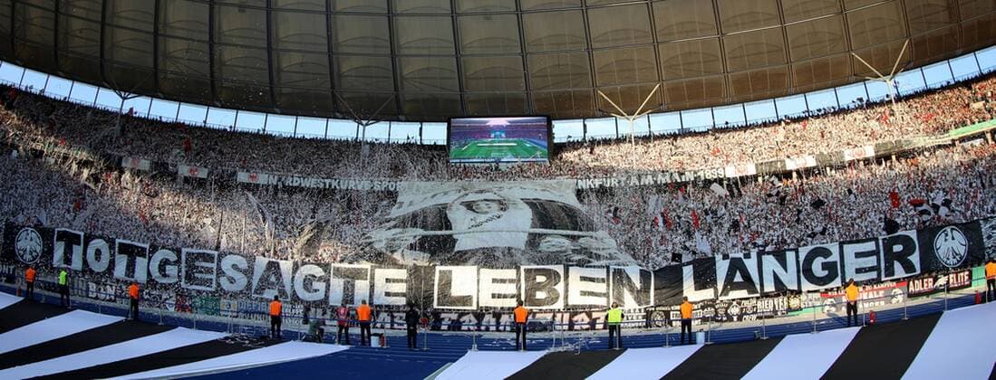 Fußball, DFB-Pokalfinale 2017 2018, FC Bayern München - Eintracht Frankfurt Themen der Woche - SPORT KW20 Bilder des Tages - SPORT Deutschland, Berlin, Olympiastadion Berlin, 19.05.2018, Fussball - DFB-Pokal Finale - FC Bayern Muenchen - Eintracht Frankfurt Bild: Choreo Frankfurter Fans Totgesagte leben länger *** Germany Berlin Olympic Stadium Berlin 19 05 2018 Football DFB Pokal Final FC Bayern Muenchen Eintracht Frankfurt Image Choreo Frankfurter Fans Totgesagte live longer Copyright: HMBxMedia xHeikoxBecker
