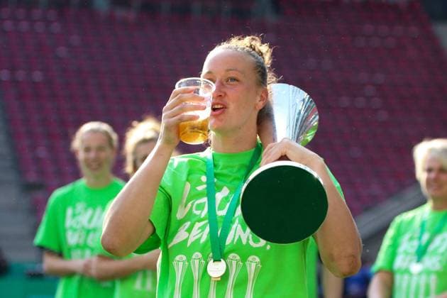 Bilder des Tages - SPORT Almuth Schult ( VfL Wolfsburg ) mit Bier und DfB Pokal auf der Schulter, Fussball - DFB-Pokal Frauen Finale - VfL Wolfsburg vs. FC Bayern Muenchen, Koeln , 19.05.2018 , Fussball - DFB-Pokal Frauen Finale - VfL Wolfsburg vs. FC Bayern Muenchen Koeln Copyright: xMarkxBohla xEibner-Pressefotox EP_bohla