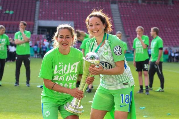 Anna Blaesse ( VfL Wolfsburg ) und Vanessa Bernauer ( VfL Wolfsburg ) feiern mit dem DfB Pokal, Fussball - DFB-Pokal Frauen Finale - VfL Wolfsburg vs. FC Bayern Muenchen, Koeln , 19.05.2018 , Fussball - DFB-Pokal Frauen Finale - VfL Wolfsburg vs. FC Bayern Muenchen Koeln *** VfL Wolfsburg and Vanessa Bernauer VfL Wolfsburg celebrate with the DfB Cup DFB Pokal Women Final VfL Wolfsburg vs Bayern Munich Muenchen Koeln 19 05 2018 Football DFB Pokal Women Final VfL Wolfsburg vs Bayern Munich Muenchen Koeln Copyright: xMarkxBohla xEibner-Pressefotox EP_bohla