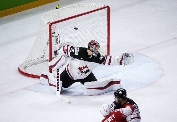 Tristan Scherwey of Switzerland scores the first goal against Darcy Kuemper of Canada during the IIHF World Championship WM Weltmeisterschaft semi-final Ice hockey Eishockey match between Canada and Switzerland in Royal Arena in Copenhagen, Denmark, Saturday, May 19, 2018.. , Copenhagen Denmark  Copyright: Scanpix LiselottexSabroex COP102 spdk20180519-195532-L