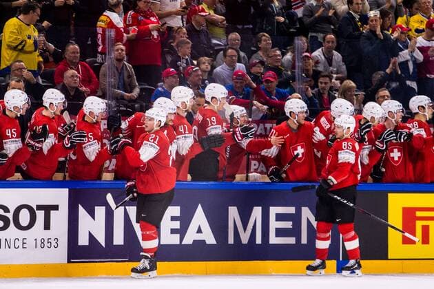 180519 Schweiz Kevin Fiala jublar med baset efter sitt 1-2 mal under semifinalen i ishockey-VM mellan Kanada och Schweiz den 19 maj 2018 i Köpenhamn. Copyright: PETTERxARVIDSON BB180519PA148