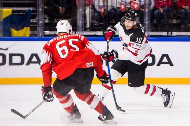 180519 Kanadas Brayden Schenn testar skott bredvid Schweiz Ramon Untersander under semifinalen i ishockey-VM mellan Kanada och Schweiz den 19 maj 2018 i Köpenhamn. Copyright: PETTERxARVIDSON BB180519PA150