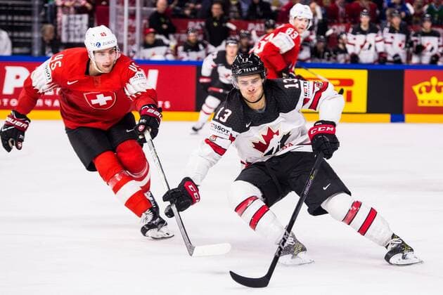 180519 Kanadas Matt Barzal och Schweiz Michael Fora under semifinalen i ishockey-VM mellan Kanada och Schweiz den 19 maj 2018 i Köpenhamn. Copyright: PETTERxARVIDSON BB180519PA151