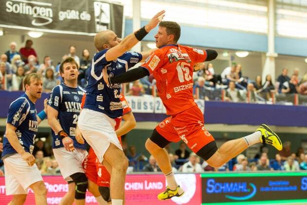 Kristian Nippes ( 13, Bergischer HC) im Zweikampf mit Martin Strobel ( 15, HBW Balingen-Weilstetten) beim Wurf Bergischer HC vs. HBW Balingen-Weilstetten, Handball, 2. Bundesliga, 19.05.18 Solingen NRW Deutschland Klingenhalle