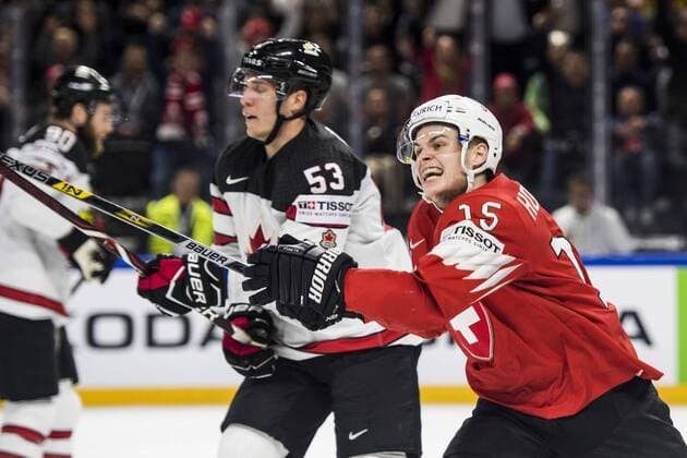 180519 Schweiz Schweiz Gregory Hofman jublar efter 1-2 under semifinalen i ishockey-VM mellan Kanada och Schweiz den 19 maj 2018 i Köpenhamn. Copyright: LUDVIGxTHUNMAN BB180519LT125