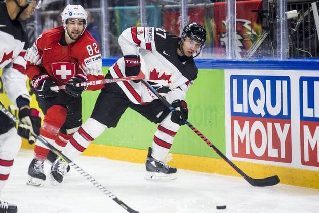 180519 Schweiz Simon Moser och Kanadas Ryan Murray under semifinalen i ishockey-VM mellan Kanada och Schweiz den 19 maj 2018 i Köpenhamn. Copyright: LUDVIGxTHUNMAN BB180519LT130