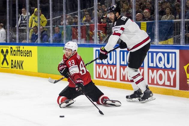 180519 Schweiz Joel Vermin och Kanadas Joel Edmundson under semifinalen i ishockey-VM mellan Kanada och Schweiz den 19 maj 2018 i Köpenhamn. Copyright: LUDVIGxTHUNMAN BB180519LT134