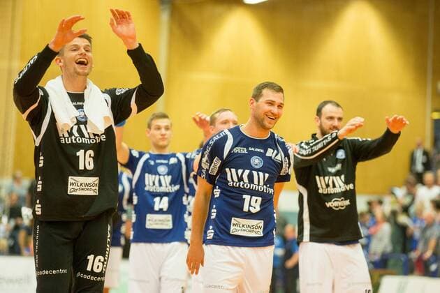 Christopher Rudeck ( 16, TW, Bergischer HC), Tomas Babak ( 19, Bergischer HC) und andere freuen sich nach dem Spiel über den Sieg Bergischer HC vs. HBW Balingen-Weilstetten, Handball, 2. Bundesliga, 19.05.18 Solingen NRW Deutschland Klingenhalle